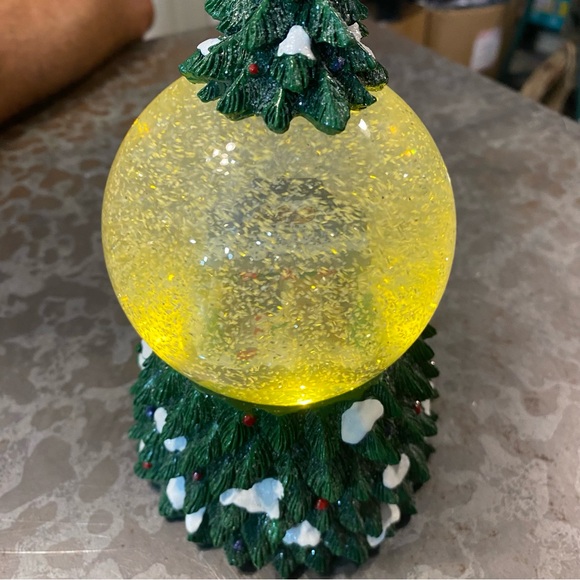 Cracked Barrel Snow globe with Light Cracker Barrel Store globe - Picture 5 of 11